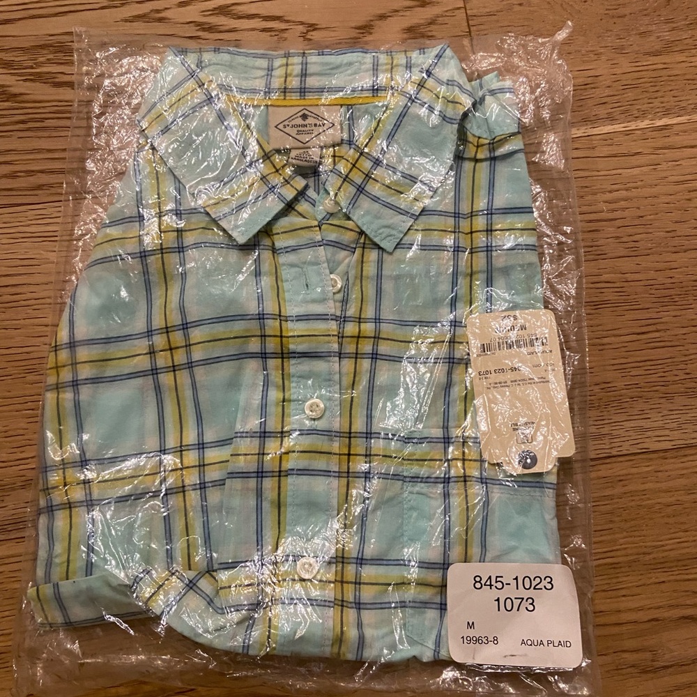 St. John’s Bay Button Up, Size M. Sleeveless women’s shirt
